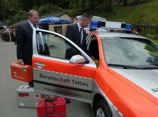 Bestückung des neuen Fahrzeuges mit der Notfallausrüstung
nach der Segnung durch Herrn Pfarrer Karl-Heinz Jensch